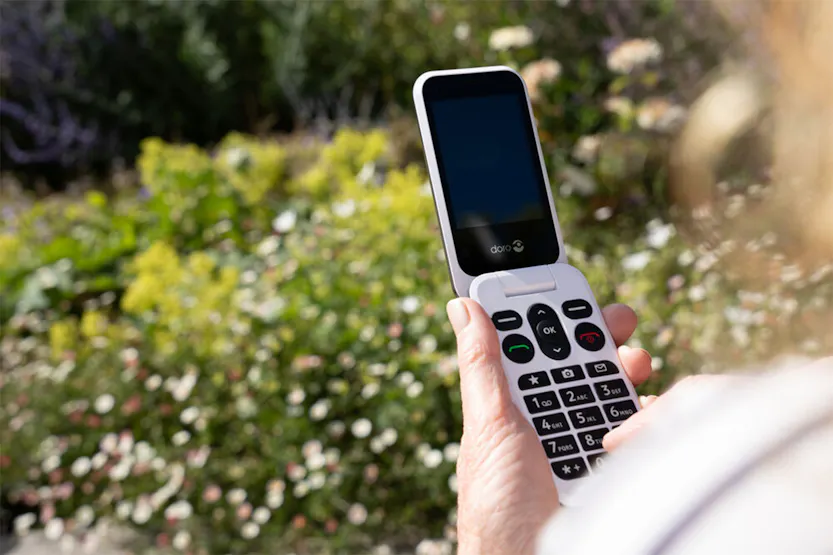 Doro Leva L20 Flip Phone | Black/White Doro Leva L20 Flip Phone | Black/White