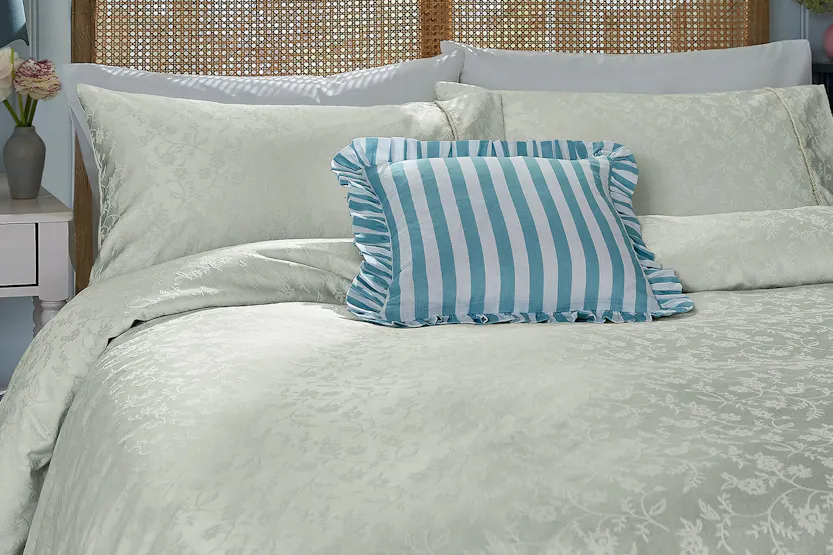 Secrete Garden | Floral Trail Jacquard Duvet Cover Set | Cream | Double Secrete Garden | Floral Trail Jacquard Duvet Cover Set | Cream | Double