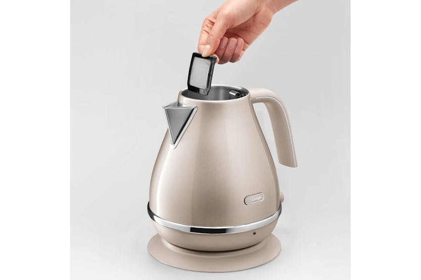 DeLonghi 1.7L Icona Metallics Kettle | KBOT3001BG | Beige DeLonghi 1.7L Icona Metallics Kettle | KBOT3001BG | Beige