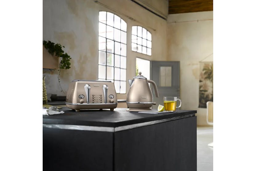 DeLonghi 1.7L Icona Metallics Kettle | KBOT3001BG | Beige DeLonghi 1.7L Icona Metallics Kettle | KBOT3001BG | Beige