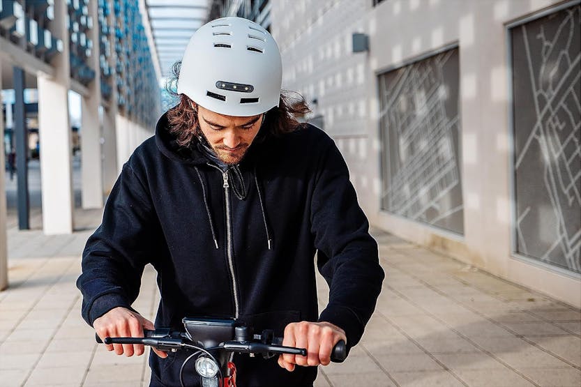 Busbi Firefly Adult Scooter Helmet | Medium | White Busbi Firefly Adult Scooter Helmet | Medium | White