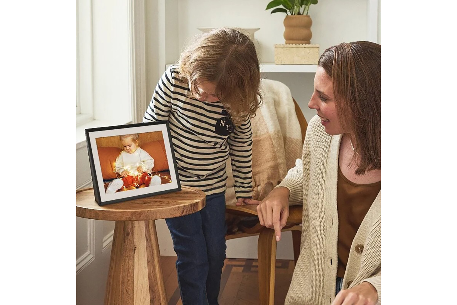 Aura 10.1" Carver Photo Frame | UKA900-BLK