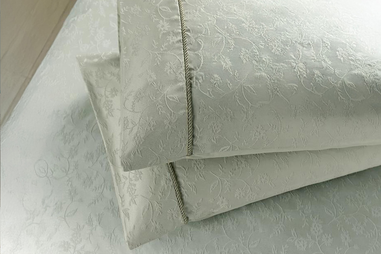 Secrete Garden | Floral Trail Jacquard Duvet Cover Set | Cream | King