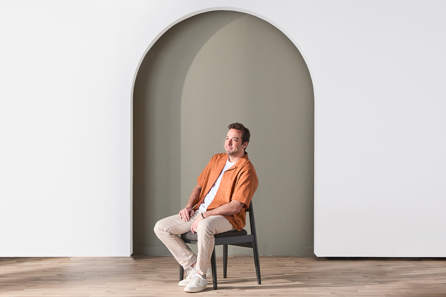 Transformer Round Chair | Onyx/Smoked Hickory | Set of 2