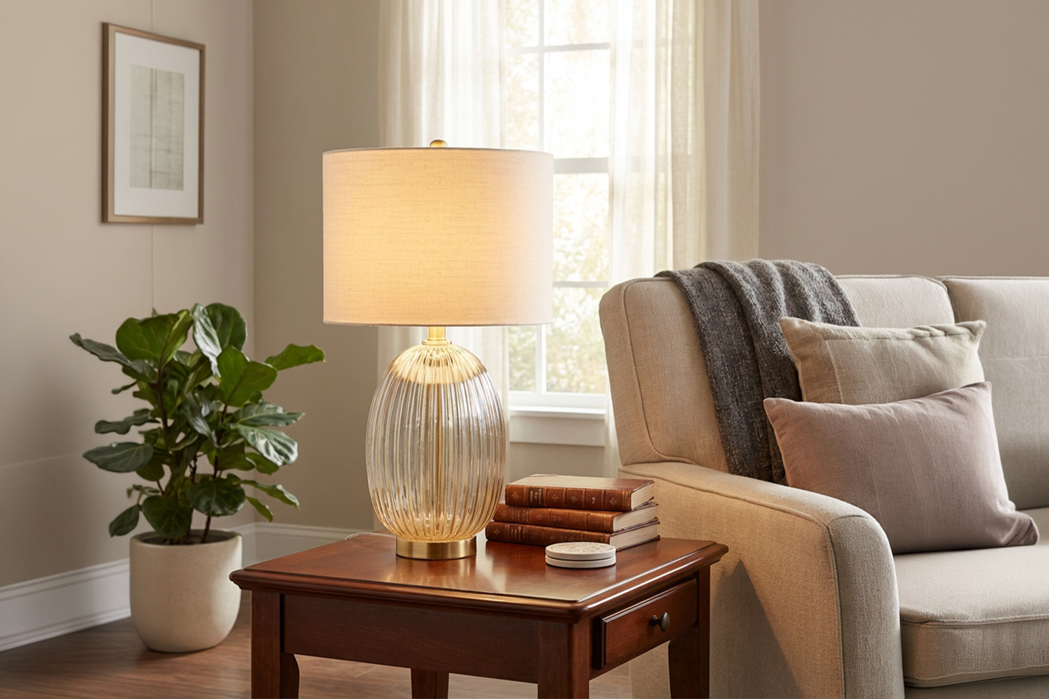 Amia Glass Table Lamp | White/Gold