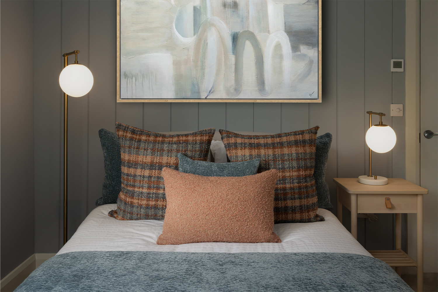 Boden Table Lamp | White/Gold