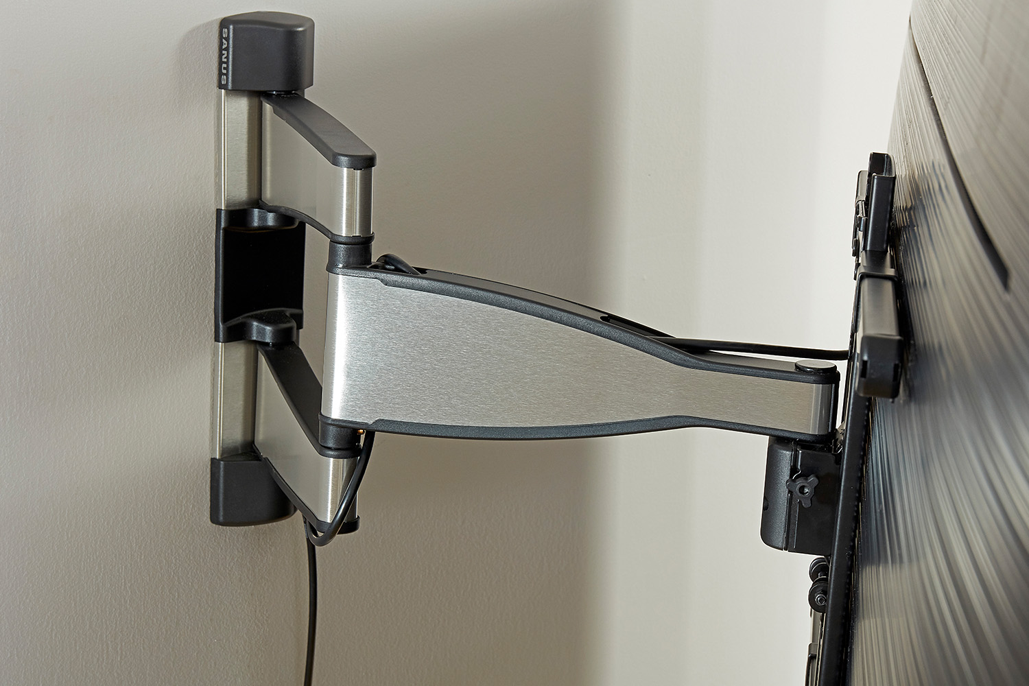 Sanus FullMotion Wall Mount for 32" 55" Flat Panel TVs VMF720S2