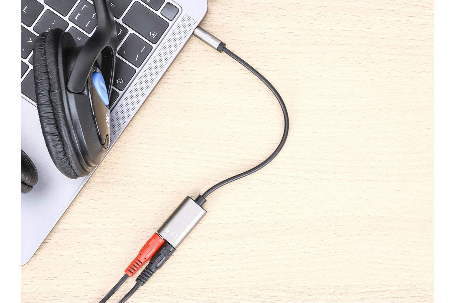 Manhattan Stereo Audio Aux Y-Splitter with Adapter Cable | Black