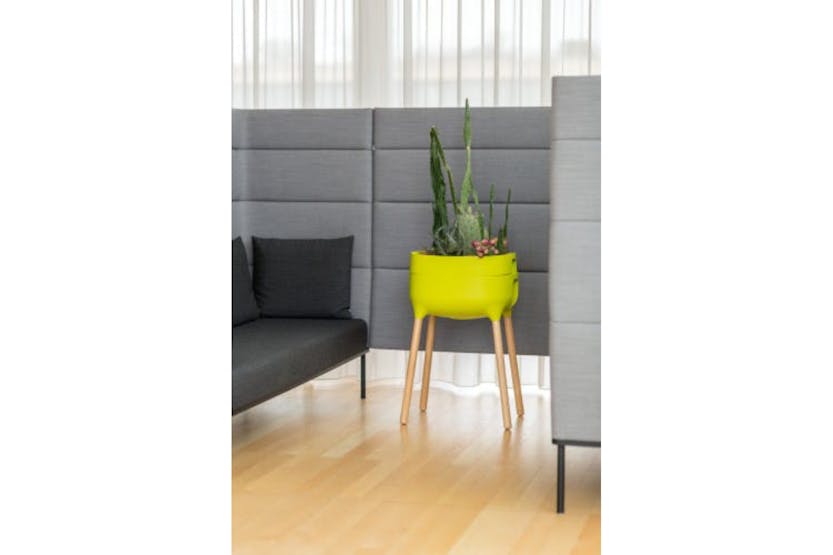 Plastia Raised Indoor Planter Urbalive | Green | 77cm