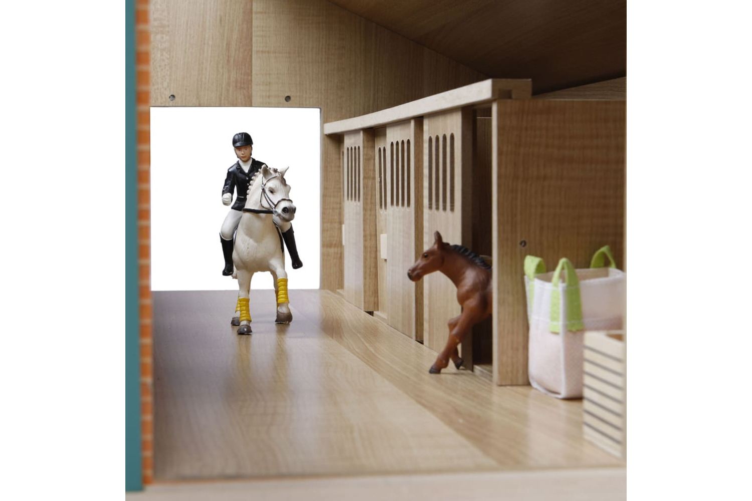 Kids Globe 410916 Farm Stables With 7 Boxes 1:24 610595