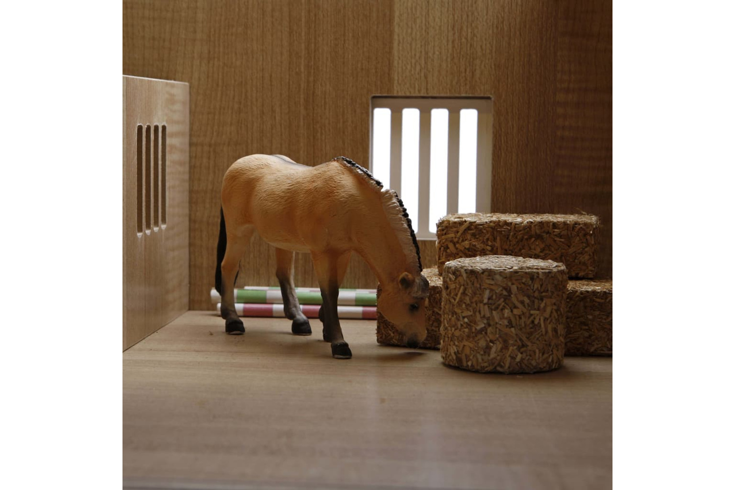 Kids Globe 410917 Farm Stables With 2 Boxes And 1 Workshop 1:24 610167