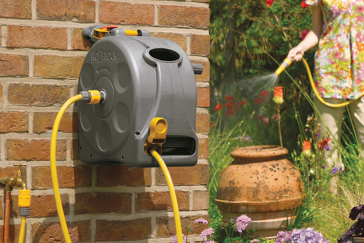 Hozelock  2-in-1 Compact Enclosed Hose Reel