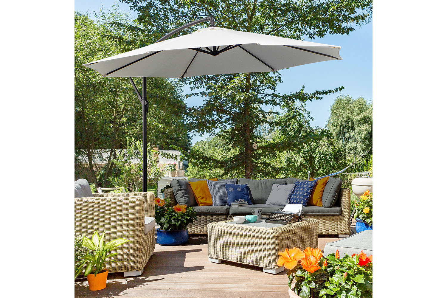 Outsunny Garden Cantilever Umbrella | Off-White